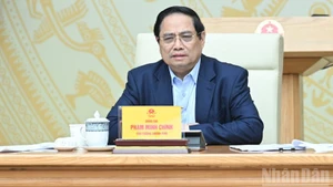 Премьер-министр Фам Минь Тьинь выступает на конференции. Фото: Чан Хай