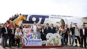 Церемония встречи 20-миллионного иностранного туриста, прибывшего во Вьетнам. Фото: Министерство культуры, спорта и туризма Вьетнама