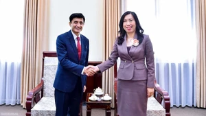 Заместитель министра Ле Тхи Тху Ханг и полицейский советник ООН Файсал Шахкар. Фото: baoquocte.vn 