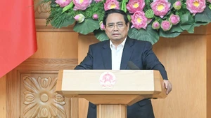 Премьер-министр Фам Минь Тьинь выступает на заседании. Фото: Чан Хай