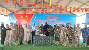 Иностранные друзья и военнослужащие инженерно-саперного отряда №4 на церемонии.