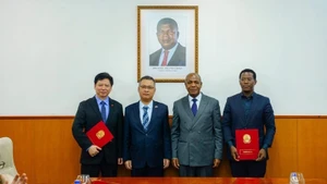 Стороны подписали Меморандум о взаимопонимании по реализации проекта оказания технической помощи Анголе в устойчивом развитии сельского и лесного хозяйств. Фото: Посольство Вьетнама в Анлоге