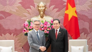 Председатель НС Чан Тхань Ман и Министр иностранных дел Лаоса Тхонгсаван Фомвихан. Фото: daibieunhandan.vn