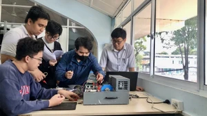 Студенты Политехнического университета – Национального университета Хошимина практикуются в применении высоких технологий/ Фото: ВИА