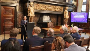 Секретарь партийного комитета города Хайфон Ле Тьен Тяу выступает на семинаре. Фото: ВИА