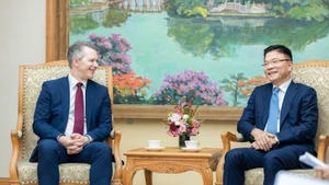 Вице-премьер Ле Тхань Лонг и Министр образования Австралии Джейсон Клэр.