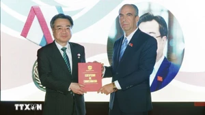 Посол Кубы во Вьетнаме Рохелио Поланко Фуэнтес вручает Орден дружбы товарищу Нгуен Тхань Нги. Фото: ВИА