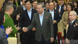 Генеральный секретарь ЦК КПВ То Лам встречается с избирателями в Ханое. Фото: Данг Кхоа