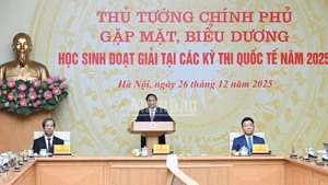 Премьер-министр Фам Минь Тьинь выступает на встрече. Фото: Чан Хай