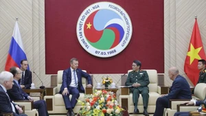 Генерал-майор Данг Хонг Чьен, Генеральный директор ВРТЦ, принял Первого заместителя Председателя Совета Федерации РФ Андрея Яцкина. Фото: ВИА