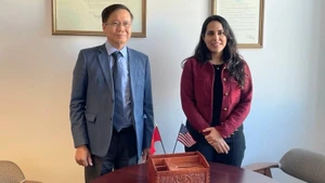 Генеральный консул Хоанг Ань Туан и заместитель мэра Лос-Анджелеса по международным делам Дилприт Сидху. Фото: Консульство Вьетнама в Лос-Анджелесе