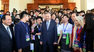 [Фото] Генеральный секретарь ЦК КПВ То Лам встретился с выдающимися учащимися, студентами и молодежью из национальных меньшинств