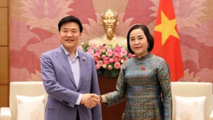 Заместитель председателя НС Нгуен Тхи Тхань и Председатель Консультативного комитета НС Республики Корея по вопросам этики Ким Хак Мин. Фото: ВИА