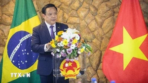 Посол Вьетнама в Бразилии Буй Ван Нги выступает на мероприятии. Фото: ВИА