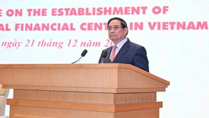 Премьер-министр Фам Минь Тьинь выступает на конференции. Фото: Чан Хай