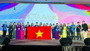 Вьетнамская делегация на церемонии вручения премии.