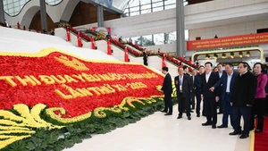 Премьер-министр Фам Минь Тьинь проверяют подготовительную работу.