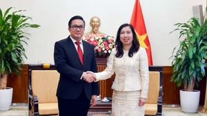 Заместитель министра иностранных дел Ле Тхи Тху Ханг и директор Департамента прессы МИД Лаоса, официальный представитель МИД Лаоса Бунтхала Паньявичит. Фото: baoquocte.vn