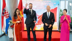 Посол Вьетнама в Хорватии Буй Ле Тхай и Почетный консул Вьетнама в Хорватии Марко Морич на церемонии. Фото: baoquocte.vn