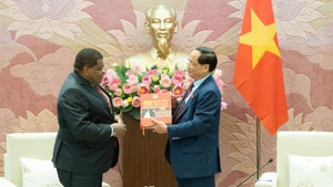 Заместитель Председателя Национального собрания, генерал-полковник Чан Куанг Фыонг вручает памятный подарок Генеральному секретарю МПС Мартину Чунгонгу. Фото: quochoi.vn