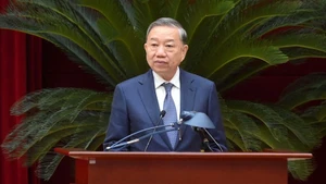 Генеральный секретарь ЦК КПВ То Лам выступает на конференции. Фото: Данг Кхоа