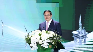 Премьер-министр Фам Минь Тьинь выступает на конференции. Фото: Чан Хай