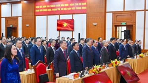 Генеральный секретарь ЦК КПВ То Лам и действующие, бывшие руководители Партии и Государства на съезде. Фото: Тхюи Нгуен