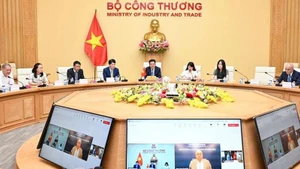 Министр промышленности и торговли Вьетнама Нгуен Хонг Зиен проводит телефонный разговор с Министром иностранных дел Бразилии Мауро Виейрой. Фото: Министерство промышленности и торговли