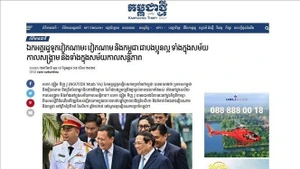 Газета Kampuchea Thmey Daily 19 августа опубликовала статью под заголовком: «Посол Вьетнама: Вьетнам и Камбоджа — хорошие братья как в войне, так и в мирное время». Фото: ВИА