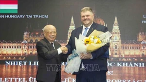Председатель Общества вьетнамско-венгерской дружбы г. Хошимина Ле Минь Чиет и Генеральный консул Венгрии в г. Хошимине Лехоц Габор. Фото: ВИА