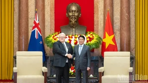 Президент Лыонг Кыонг и Спикер Палаты представителей Новой Зеландии Джерри Браунли.
