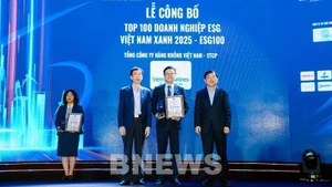 Представитель компании Vietnam Airrlines (в центре) на церемонии чествования. Фото: ВИA