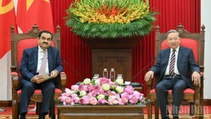 Генеральный секретарь ЦК КПВ То Лам и Председатель индийской компании Adani Гаутам Адани. Фото: Зюи Линь
