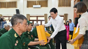 Президент Лыонг Кыонг вручает подарки инвалидам войны. Фото: Тхюи Нгуен