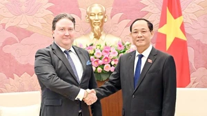 Зампредседателя НС Чан Куанг Фыонг и Посол США во Вьетнаме Марк Э. Кнаппер. Фото: daibieunhandan.vn
