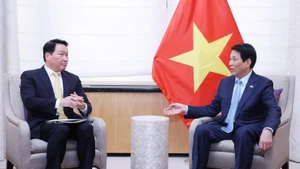 Президент Лыонг Кыонг и председатель SK Group, председатель Корейской торгово-промышленной палаты Че Тхэвон. Фото: ВИА