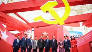 Лидеры Лаоса и Камбоджи посетили выставку «95 лет под знаменем Партии»
