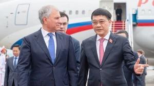 Заместитель председателя НС Ву Хонг Тхань встречает Председателя ГД России Вячеслава Володина. Фото: daibieunhandan.vn