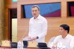 Генерал-майор Нгуен Куок Тоан, руководитель Канцелярии, официальный представитель Министерства общественной безопасности, отвечает на вопросы журналистов информационных агентств и средств массовой информации. (Фото: ВИА)