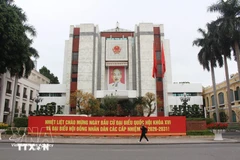 Лозунг, приветствующий важное политическое событие страны, установлен у здания Народного совета и Народного комитета города Ханой. (Фото: ВИА)