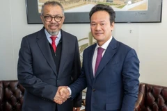 Посол Май Фан Зунг и Генеральный директор ВОЗ Тедрос Адханом Гебрейесус.