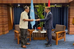 Посол Фам Тхань Бинь вручает верительные грамоты Президенту Микронезии Уэсли У. Симине. (Фото: Посольство Вьетнама в Китае)