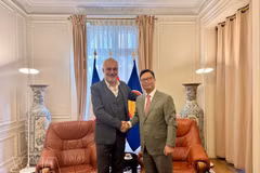 Посол Вьетнама во Франции Чинь Дык Хай принял и провёл рабочую встречу с членом Политбюро Французской коммунистической партии (ФКП), ответственным за связи с Вьетнамом Тайланом Коскуном. (Фото: ВИА)