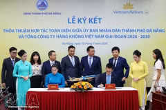 Представители Народного комитета города Дананга и Vietnam Airlines подписывают соглашение о расширении сотрудничества в целях развития авиасообщения и туризма. (Фото: ВИА)
