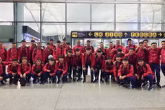Тренерский штаб и футболисты сборной U17 Вьетнама в аэропорту Нойбай перед вылетом.