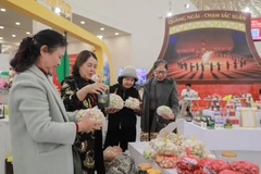 Многочисленные изделия с разнообразным дизайном, отражающие региональную специфику, представленные на стенде провинции Куангнгай на Весенней ярмарке – 2026, привлекли большое количество посетителей и покупателей. (Фото: ВИА)