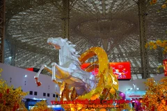 Образ лошади — символ празднования Тэта Бинь Нго (Лунный Новый год) - у главного входа на Весеннюю ярмарку 2026 года. (Фото: Ты Бить Нгок)