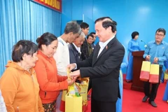 Заместитель председателя НС Нгуен Кхак Динь вручает подарки малообеспеченным семьям в общине Зиендиен провинции Кханьхоа.