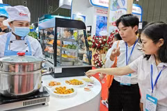 Потребители знакомятся с экспортной рыбной продукцией на выставке Vietfish. Фото: Нгок Ань 