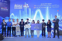 Оргкомитет вручил первую премию команде L-GPT 6.7 на финале конкурса Vietnam AI Innovation Challenge 2026. (Фото: ВИА)